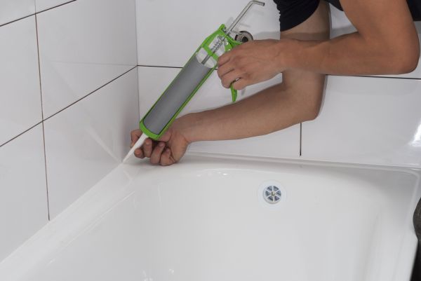 Cost of Tub Recaulking in Brentwood