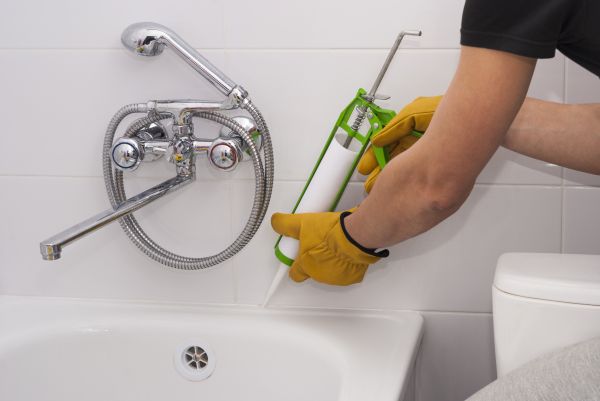 Cost of Bathtub Caulking in Brentwood