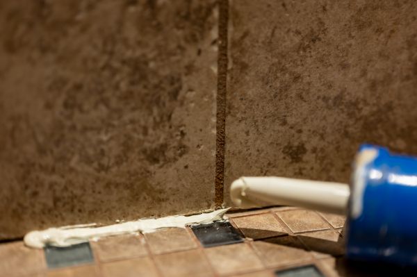 Cost of Shower Caulk Replacement in Brentwood